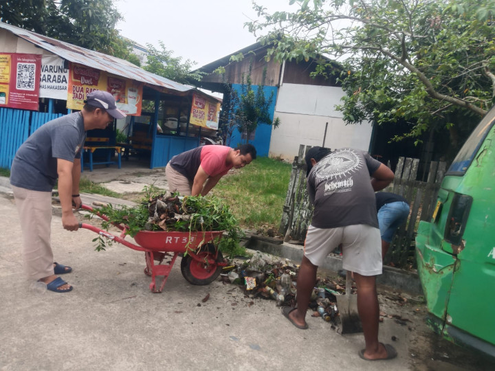 Minggu, 15 Oktober 2023 kegiatan gotong royong di wilayah Kelurahan Karang Anyar