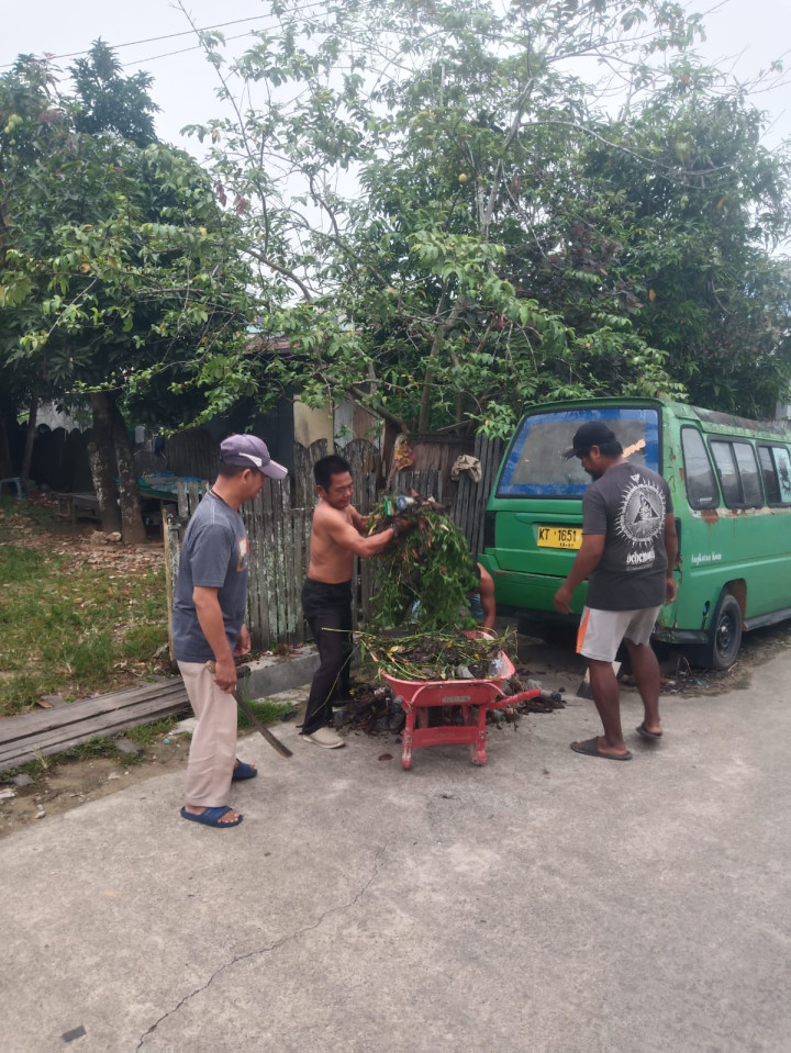 Minggu, 15 Oktober 2023 kegiatan gotong royong di wilayah Kelurahan Karang Anyar