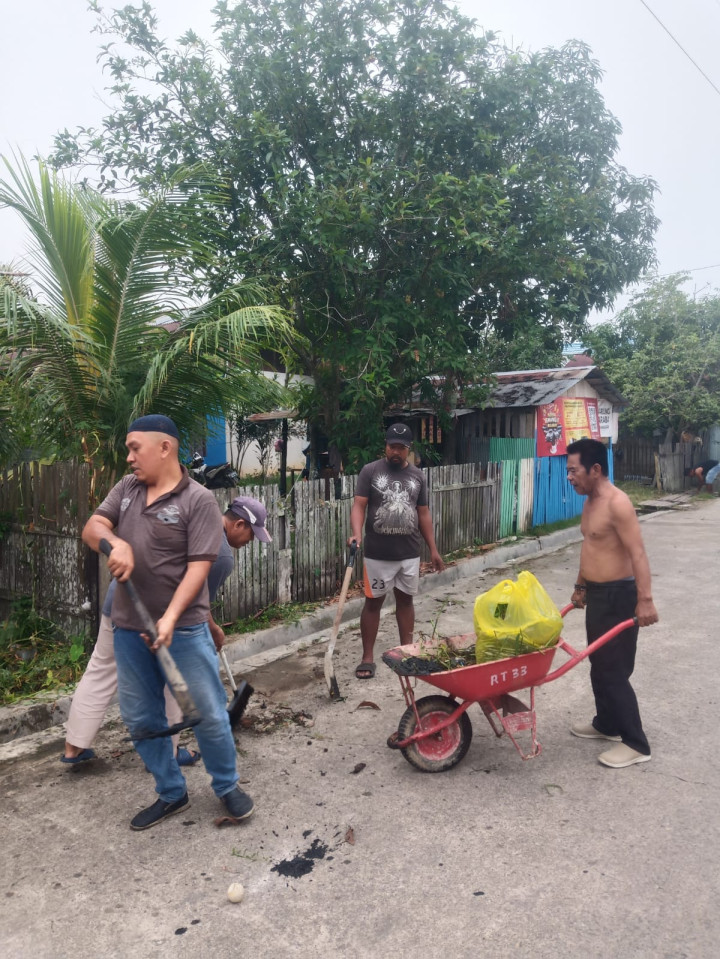 Minggu, 15 Oktober 2023 kegiatan gotong royong di wilayah Kelurahan Karang Anyar