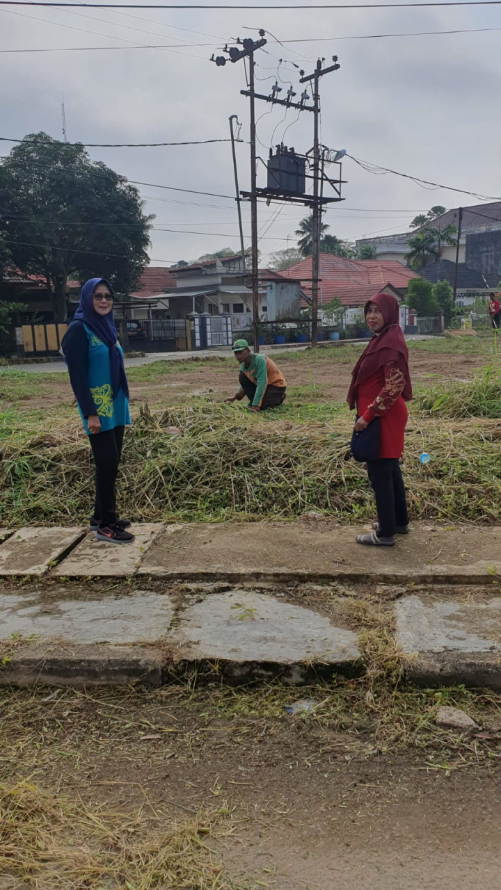 Minggu, 15 Oktober 2023 kegiatan gotong royong di wilayah Kelurahan Karang Anyar