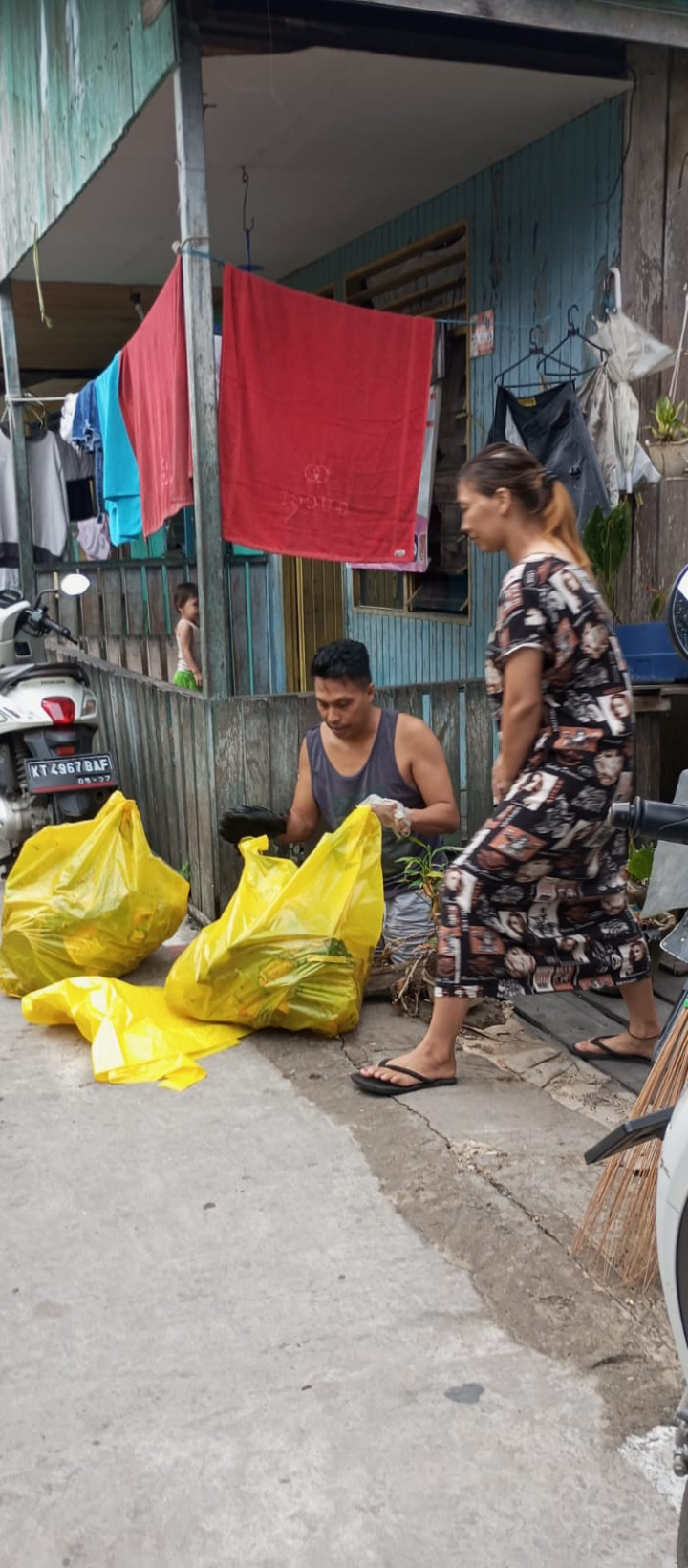 Minggu, 15 Oktober 2023 kegiatan gotong royong di wilayah Kelurahan Karang Anyar
