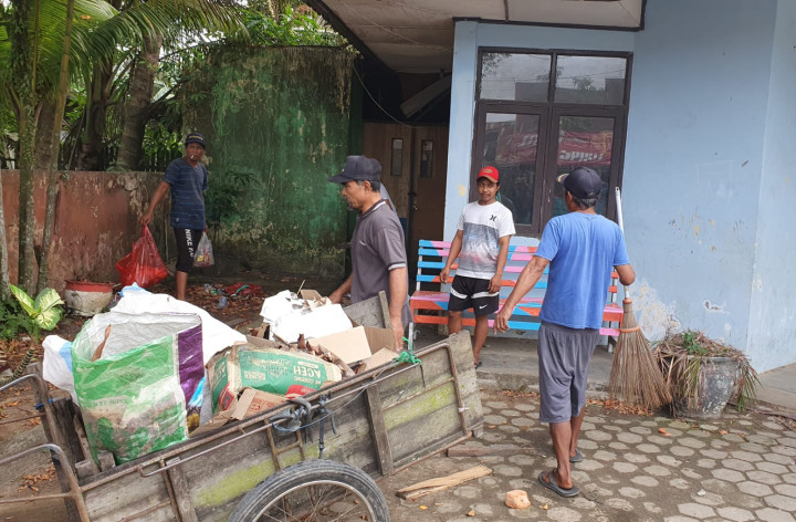 Minggu, 15 Oktober 2023 kegiatan gotong royong di wilayah Kelurahan Karang Anyar
