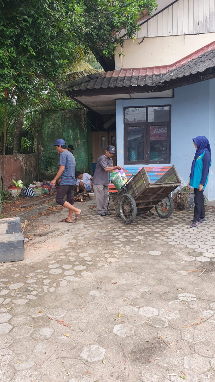 Minggu, 15 Oktober 2023 kegiatan gotong royong di wilayah Kelurahan Karang Anyar