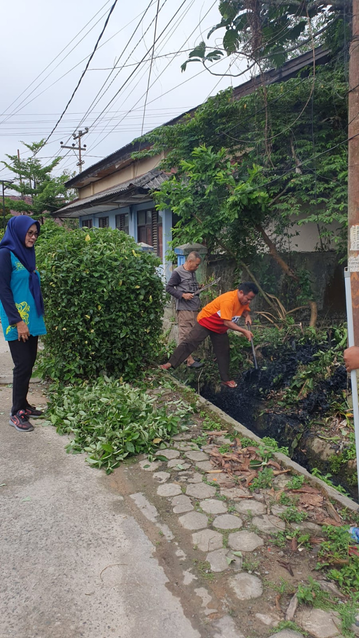 Minggu, 15 Oktober 2023 kegiatan gotong royong di wilayah Kelurahan Karang Anyar