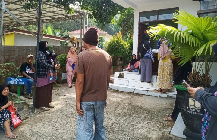 Selasa, 17 Oktober 2023, Lurah mengawasi kegiatan pembagian beras bantuan tahap 2 untuk Kelurahan Karang Anyar dengan total 498 karung ukuran 10kg.
