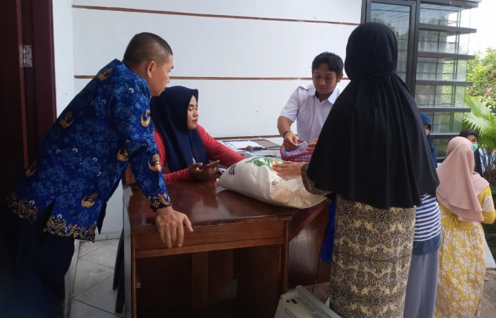 Selasa, 17 Oktober 2023, Lurah mengawasi kegiatan pembagian beras bantuan tahap 2 untuk Kelurahan Karang Anyar dengan total 498 karung ukuran 10kg.