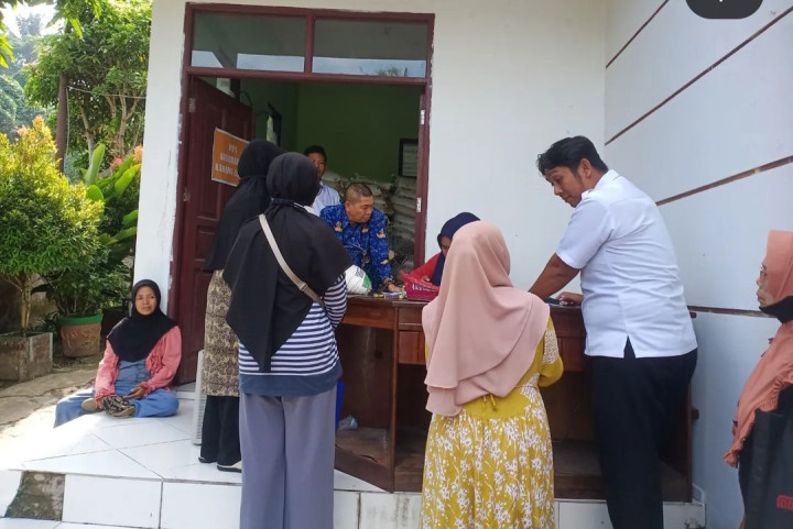 Selasa, 17 Oktober 2023, Lurah mengawasi kegiatan pembagian beras bantuan tahap 2 untuk Kelurahan Karang Anyar dengan total 498 karung ukuran 10kg.