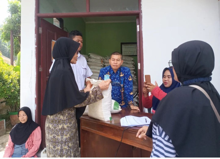 Selasa, 17 Oktober 2023, Lurah mengawasi kegiatan pembagian beras bantuan tahap 2 untuk Kelurahan Karang Anyar dengan total 498 karung ukuran 10kg.