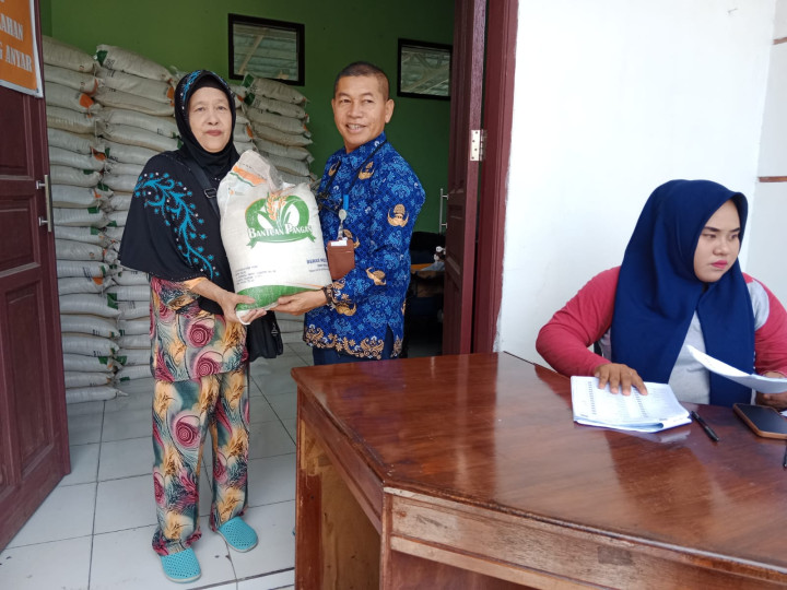Selasa, 17 Oktober 2023, Lurah mengawasi kegiatan pembagian beras bantuan tahap 2 untuk Kelurahan Karang Anyar dengan total 498 karung ukuran 10kg.