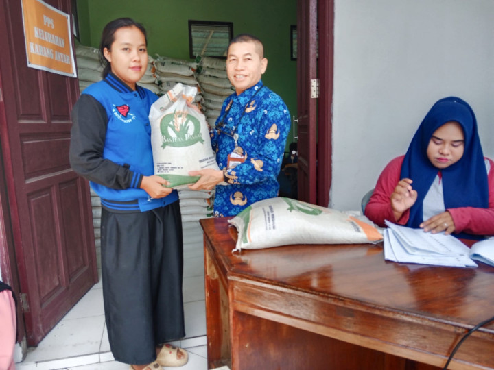 Selasa, 17 Oktober 2023, Lurah mengawasi kegiatan pembagian beras bantuan tahap 2 untuk Kelurahan Karang Anyar dengan total 498 karung ukuran 10kg.