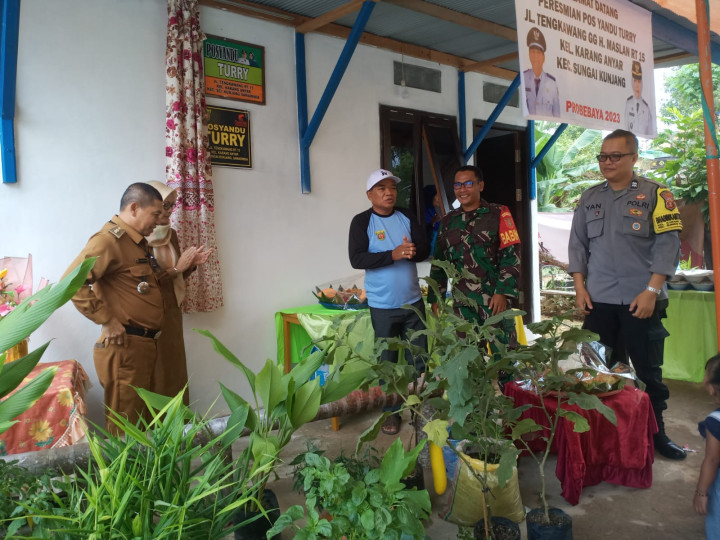 Selasa, 24 Oktober 2023, kegiatan peresmian gedung baru Posyandu Turry di Jln. Tengkawang RT.015 dan dihadiri langsung oleh Lurah, Babinsa, PPTK Kegiatan Probebaya, PKK dan anggota PKK Karang Anyar