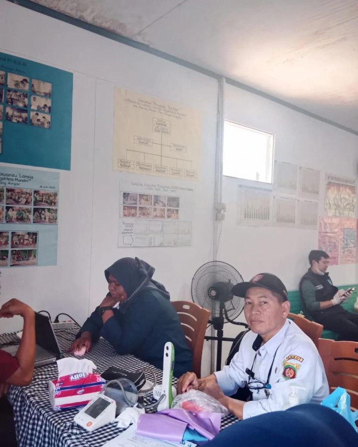Rabu, 25 Oktober 2023, Lurah Karang Anyar melakukan kunjungan dan sekaligus monitoring kegiatan penilaian Akreditasi Posyandu di Posyandu Lansia Aster di RT.020, Jalan Ulin Gang 1