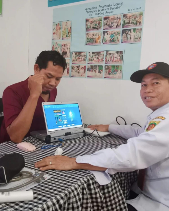 Rabu, 25 Oktober 2023, Lurah Karang Anyar melakukan kunjungan dan sekaligus monitoring kegiatan penilaian Akreditasi Posyandu di Posyandu Lansia Aster di RT.020, Jalan Ulin Gang 1