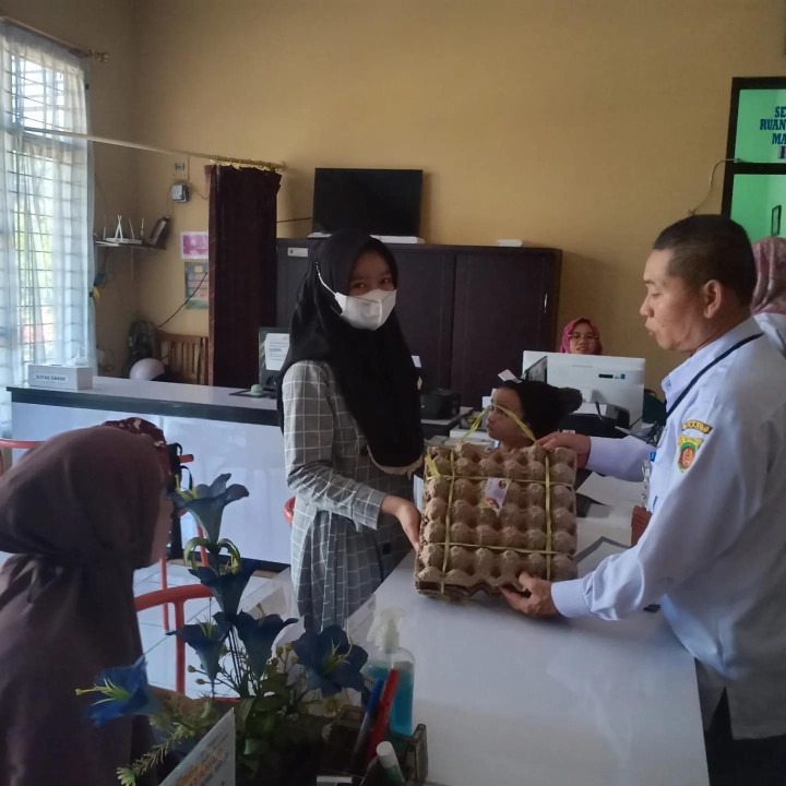 Rabu, 25 Oktober 2023, Lurah melakukan pemberian bantuan telur organik kepada warga Karang Anyar yang anaknya menderita stunting.