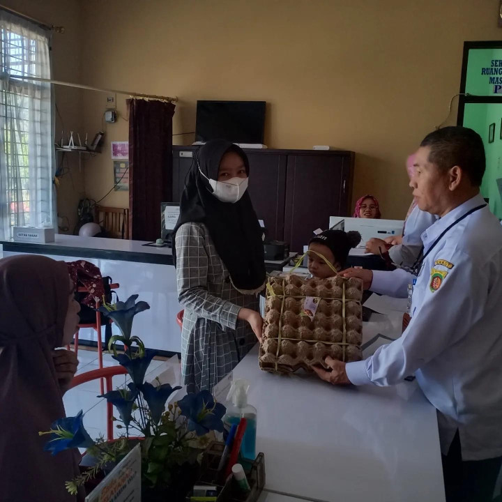 Rabu, 25 Oktober 2023, Lurah melakukan pemberian bantuan telur organik kepada warga Karang Anyar yang anaknya menderita stunting.
