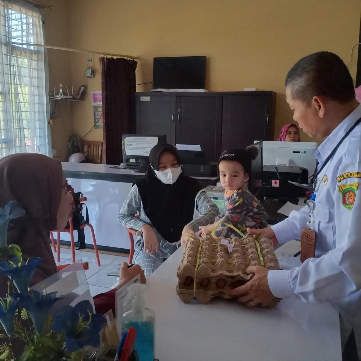 Rabu, 25 Oktober 2023, Lurah melakukan pemberian bantuan telur organik kepada warga Karang Anyar yang anaknya menderita stunting.