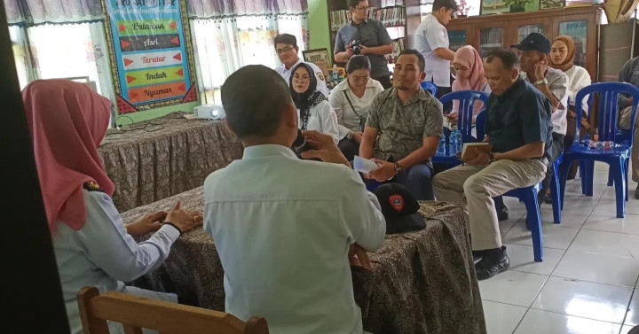 Rabu, 25 Oktober 2023, Lurah beserta Seklur dan Camat Sungai Kunjang menerima kunjungan tim penilaian SAQ E-Monev PPID mengenai keterbukaan informasi publik tahun 2023 di Kantor Kelurahan Karang Anyar.