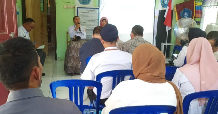 Rabu, 25 Oktober 2023, Lurah beserta Seklur dan Camat Sungai Kunjang menerima kunjungan tim penilaian SAQ E-Monev PPID mengenai keterbukaan informasi publik tahun 2023 di Kantor Kelurahan Karang Anyar.