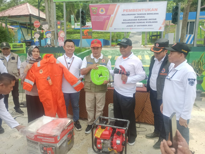 Kamis, 27 Oktober 2023, Sekcam Sungai Kunjang, Lurah, Seklur dan Kasie Pemerintahan menghadiri kegiatan sosialisasi dan pengukuhan Katana Kelurahan Karang Anyar oleh BPBD Kota Samarinda di Taman Lalu Lintas Letj. MT. Haryono