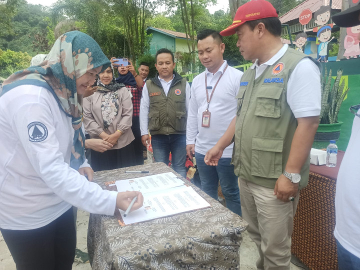 Kamis, 27 Oktober 2023, Sekcam Sungai Kunjang, Lurah, Seklur dan Kasie Pemerintahan menghadiri kegiatan sosialisasi dan pengukuhan Katana Kelurahan Karang Anyar oleh BPBD Kota Samarinda di Taman Lalu Lintas Letj. MT. Haryono