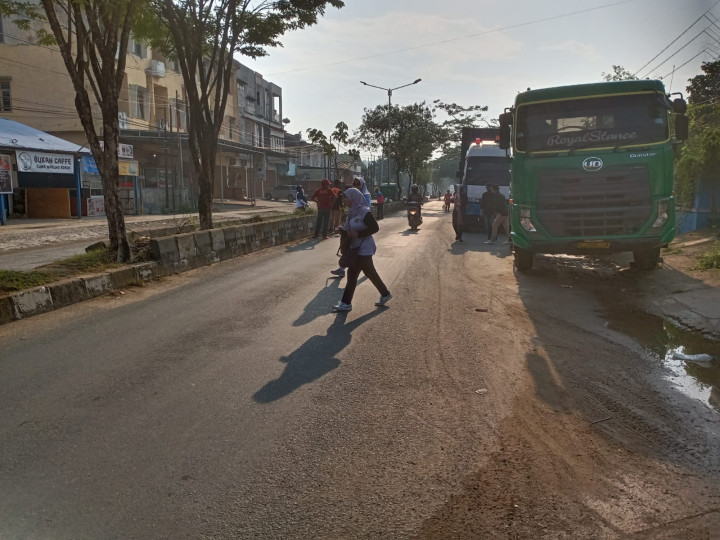 Minggu, 29 Oktober 2023, Seklur bersama Kasie Pemerintahan, Ekobang, Kesra dan para staf mengikuti kegiatan kerja bakti Sungai Kunjang di Jalan Untung Suropati