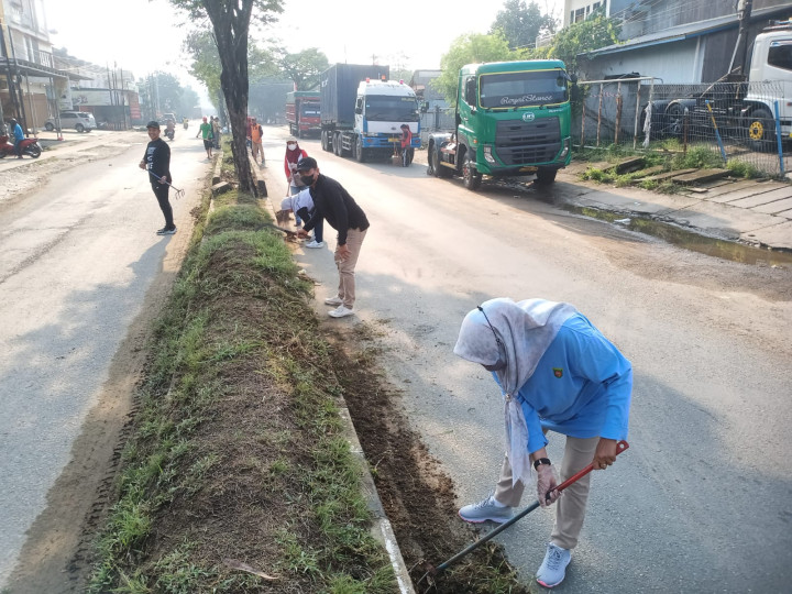 Minggu, 29 Oktober 2023, Seklur bersama Kasie Pemerintahan, Ekobang, Kesra dan para staf mengikuti kegiatan kerja bakti Sungai Kunjang di Jalan Untung Suropati