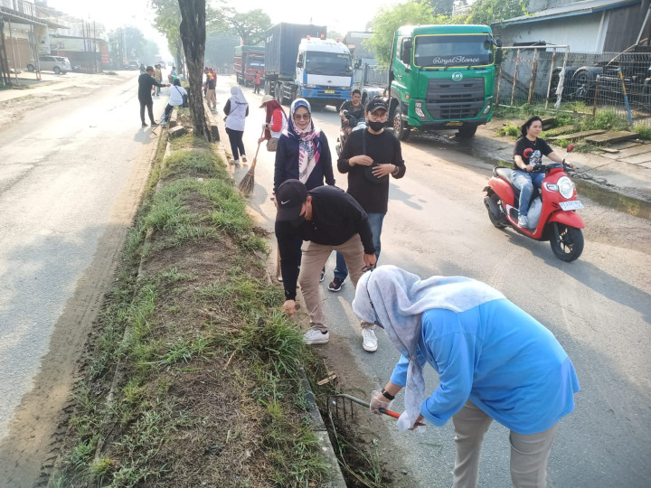 Minggu, 29 Oktober 2023, Seklur bersama Kasie Pemerintahan, Ekobang, Kesra dan para staf mengikuti kegiatan kerja bakti Sungai Kunjang di Jalan Untung Suropati