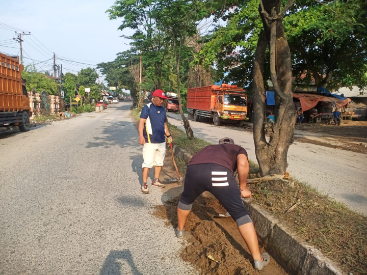 Minggu, 29 Oktober 2023, Seklur bersama Kasie Pemerintahan, Ekobang, Kesra dan para staf mengikuti kegiatan kerja bakti Sungai Kunjang di Jalan Untung Suropati