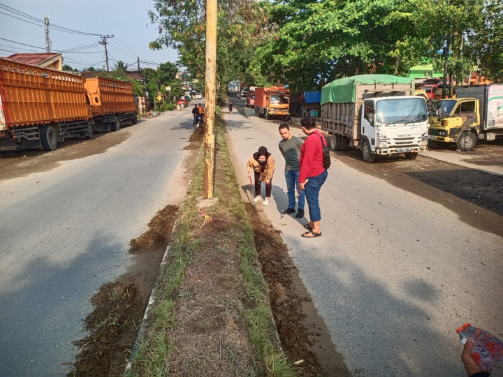 Minggu, 29 Oktober 2023, Seklur bersama Kasie Pemerintahan, Ekobang, Kesra dan para staf mengikuti kegiatan kerja bakti Sungai Kunjang di Jalan Untung Suropati