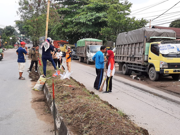 Minggu, 29 Oktober 2023, Seklur bersama Kasie Pemerintahan, Ekobang, Kesra dan para staf mengikuti kegiatan kerja bakti Sungai Kunjang di Jalan Untung Suropati