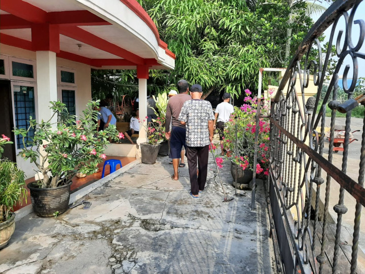 Minggu, 29 Oktober 2023, Seklur bersama Kasie Pemerintahan, Ekobang, Kesra dan para staf mengikuti kegiatan kerja bakti Sungai Kunjang di Jalan Untung Suropati