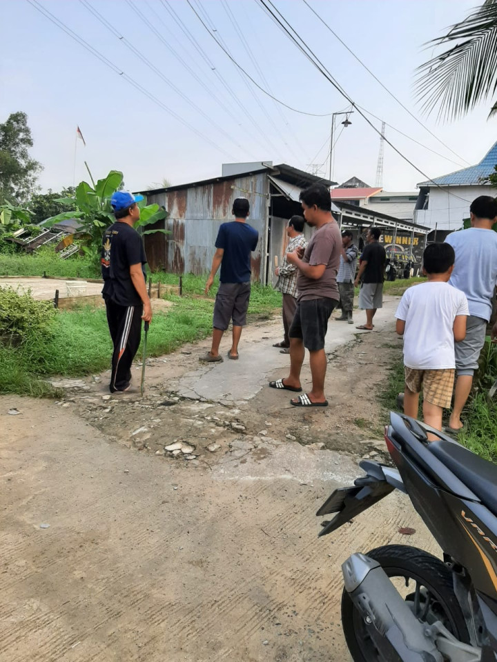 Minggu, 29 Oktober 2023, Seklur bersama Kasie Pemerintahan, Ekobang, Kesra dan para staf mengikuti kegiatan kerja bakti Sungai Kunjang di Jalan Untung Suropati