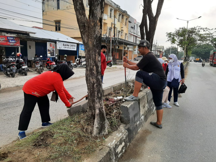 Minggu, 29 Oktober 2023, Seklur bersama Kasie Pemerintahan, Ekobang, Kesra dan para staf mengikuti kegiatan kerja bakti Sungai Kunjang di Jalan Untung Suropati