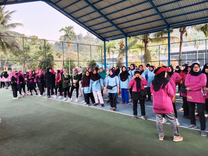 Minggu, 29 Oktober 2023, Lurah bersama Ketua PKK Karang Anyar, menghadiri sekaligus mengikuti senam bersama Dasawisma se Karang Anyar di Jalan Cendana Komp. PDAM RT. 007.