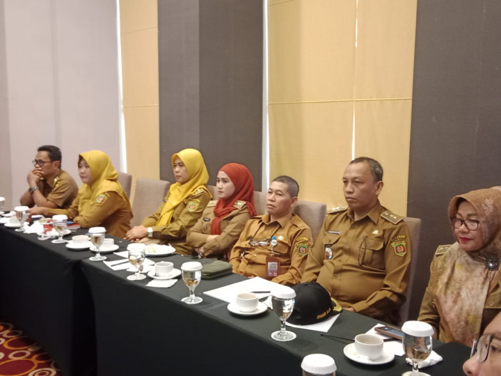 Senin, 30 Oktober 2023, Lurah menghadiri Rapat rencana pengesahan Standar Pelayanan Publik se Kelurahan Larang Anyar di Balaikota Samarinda.