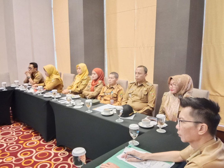Senin, 30 Oktober 2023, Lurah menghadiri Rapat rencana pengesahan Standar Pelayanan Publik se Kelurahan Larang Anyar di Balaikota Samarinda.