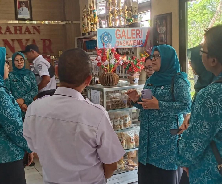 Rabu, 01 November 2023, Lurah bersama Sekcam dan PKK Karang Anyar mendampingi tim penilaian administrasi PKK dari Tingkat Provinsi Kaltim melakukan kunjungan langsung ke PKK Karang Anyar.