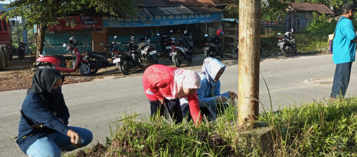 Minggu, 05 November 2023, Lurah bersama Seklur, Kasie Ekobang dan Kesra beserta Staf mengikuti kegiatan gotong royong se Kecamatan Sungai Kunjang di Jalan Ir. Sutami