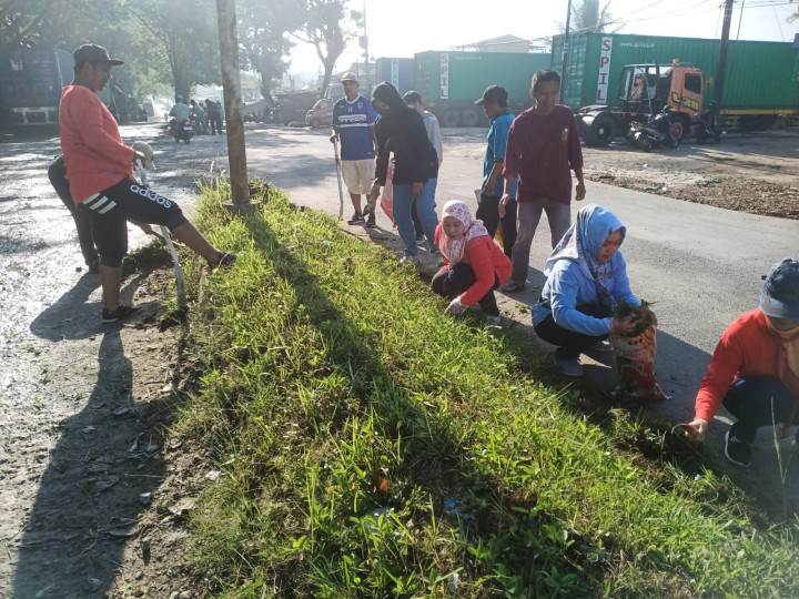 Minggu, 05 November 2023, Lurah bersama Seklur, Kasie Ekobang dan Kesra beserta Staf mengikuti kegiatan gotong royong se Kecamatan Sungai Kunjang di Jalan Ir. Sutami