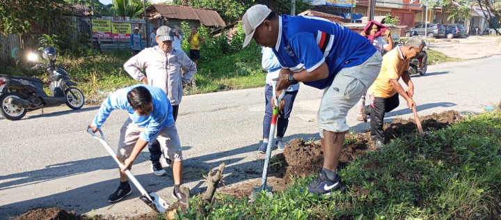 Minggu, 05 November 2023, Lurah bersama Seklur, Kasie Ekobang dan Kesra beserta Staf mengikuti kegiatan gotong royong se Kecamatan Sungai Kunjang di Jalan Ir. Sutami