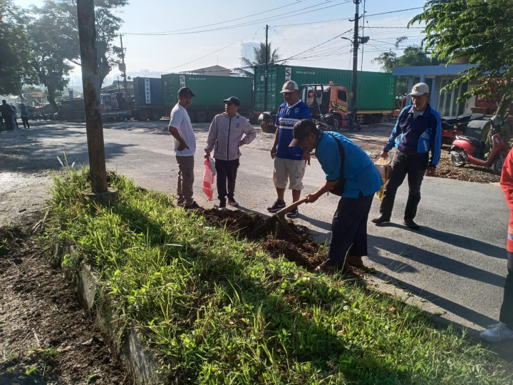Minggu, 05 November 2023, Lurah bersama Seklur, Kasie Ekobang dan Kesra beserta Staf mengikuti kegiatan gotong royong se Kecamatan Sungai Kunjang di Jalan Ir. Sutami