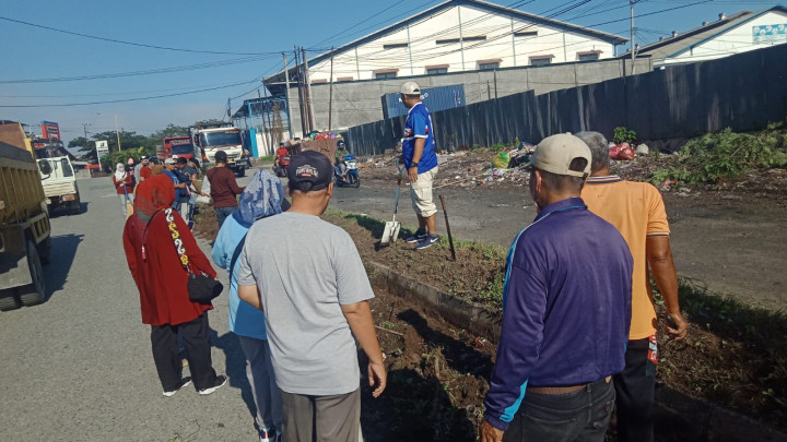 Minggu, 05 November 2023, Lurah bersama Seklur, Kasie Ekobang dan Kesra beserta Staf mengikuti kegiatan gotong royong se Kecamatan Sungai Kunjang di Jalan Ir. Sutami