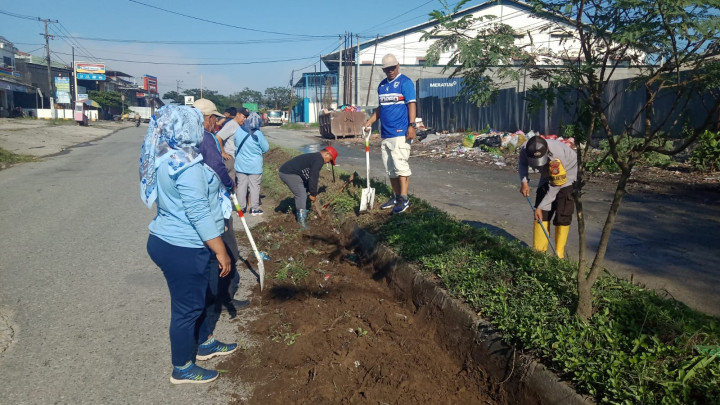 Minggu, 05 November 2023, Lurah bersama Seklur, Kasie Ekobang dan Kesra beserta Staf mengikuti kegiatan gotong royong se Kecamatan Sungai Kunjang di Jalan Ir. Sutami
