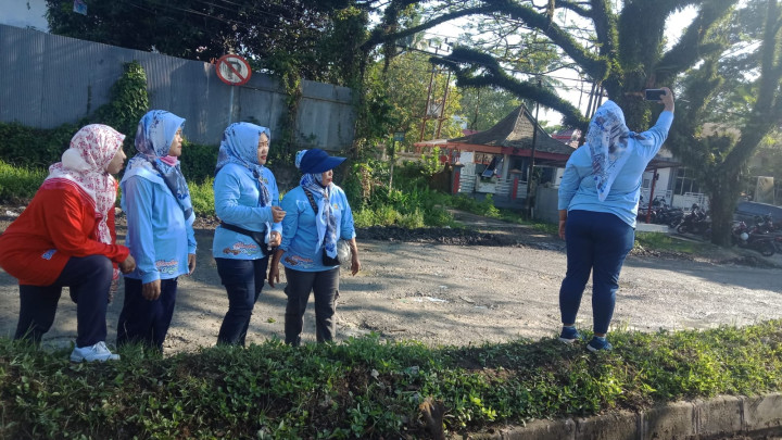 Minggu, 05 November 2023, Lurah bersama Seklur, Kasie Ekobang dan Kesra beserta Staf mengikuti kegiatan gotong royong se Kecamatan Sungai Kunjang di Jalan Ir. Sutami