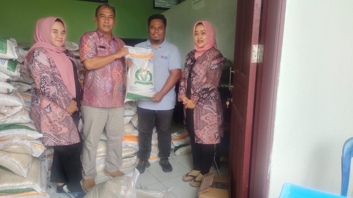 Kamis, 09 November 2023, Seklur bersama Staf Kesra menerima kan beras bantuan untuk dibagikan ke warga kurang mampu Karang Anyar.