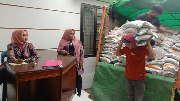 Kamis, 09 November 2023, Seklur bersama Staf Kesra menerima kan beras bantuan untuk dibagikan ke warga kurang mampu Karang Anyar.
