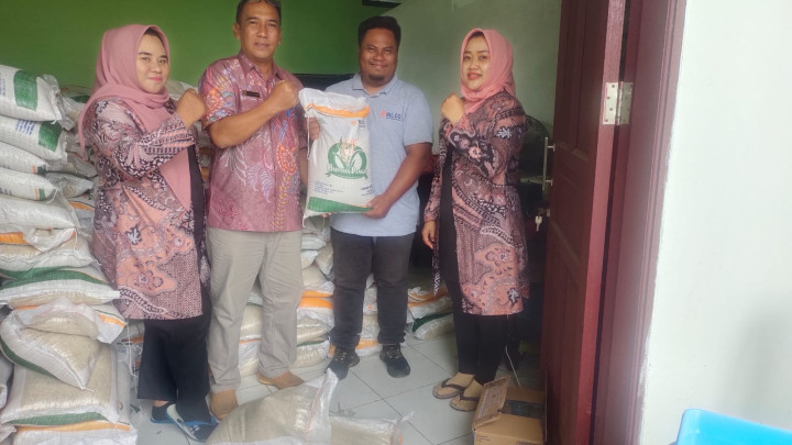 Kamis, 09 November 2023, Seklur bersama Staf Kesra menerima kan beras bantuan untuk dibagikan ke warga kurang mampu Karang Anyar.