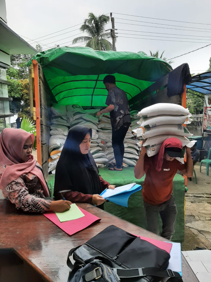 Kamis, 09 November 2023, Seklur bersama Staf Kesra menerima kan beras bantuan untuk dibagikan ke warga kurang mampu Karang Anyar.