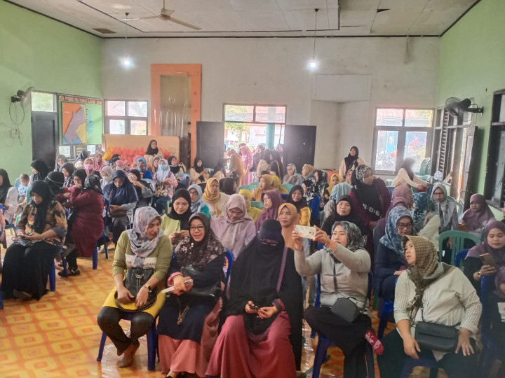 Senin, 13 November 2023, Lurah bersama Ketua PKK Karang Anyar menghadiri kegiatan  peningkatan UP2K menuju UMKM dan Pelaporan Kegiatan Dasawisma se Kelurahan Karang Anyar.