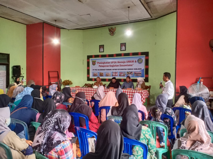 Senin, 13 November 2023, Lurah bersama Ketua PKK Karang Anyar menghadiri kegiatan  peningkatan UP2K menuju UMKM dan Pelaporan Kegiatan Dasawisma se Kelurahan Karang Anyar.